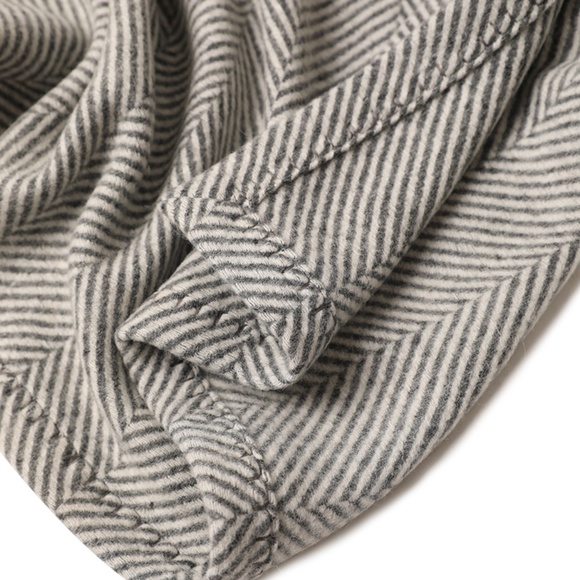 100% Wool Grey and Ivory Soft Herringbone Throw Blanket 53"x69" - Picture 5 of 12